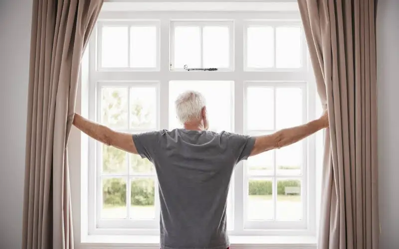 مرد و پنجره UPVC